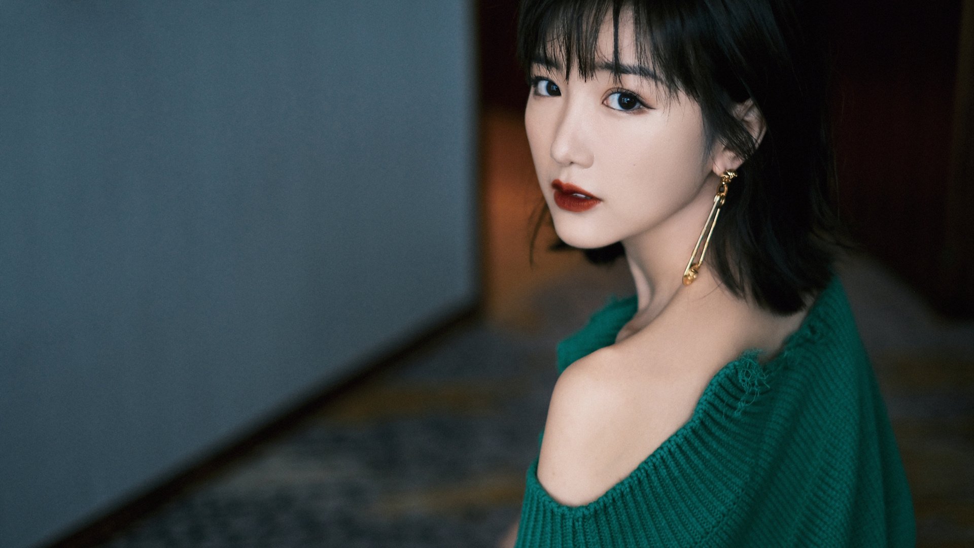 “荒漠之王:金色沙丘上的生死追逐”,沙漠金色是什么颜色